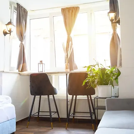 Nuju Rentals - Modernes Studio Apartment Mit Parkplatz Apartament