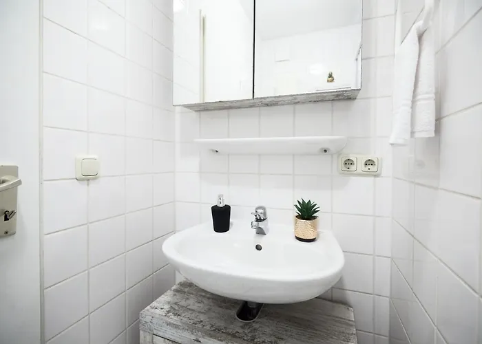 Stilvolles Ruhiges - Parkplatz, Wifi, Tv Em-apartments Deutschland - Nuju Appartement